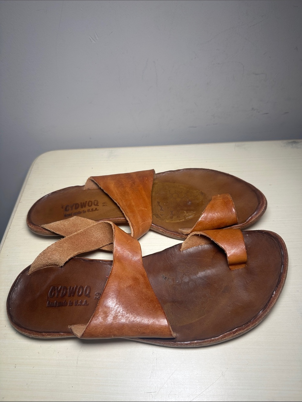 Cydwoq barefoot Brown Leather Cross-Strap Sandals